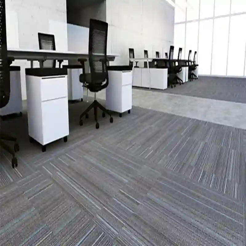Alfombra Modular para Oficina en Puebla y San Andrés Cholula Diseño de interiores corporativos con alfombra modular premium en Puebla y Lomas de Angelópolis, destacando absorción acústica y confort para espacios de trabajo modernos.